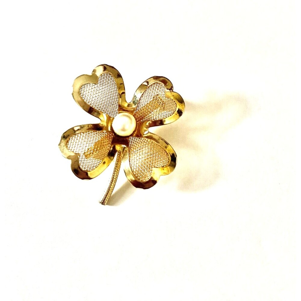 CORO Pin Brooch Gold Tone Mesh 4-Leaf Clover Simulated Pearl Center Granny core